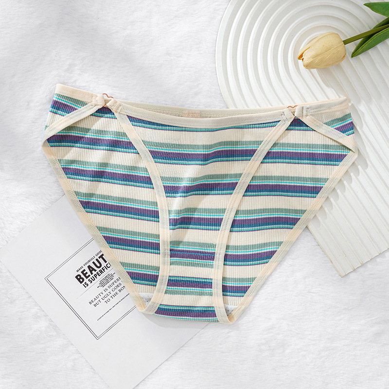 Pamukaste ženske gaćice s niskim strukom, prugast uzorak i srcolasti kopčasti zatvarač; prozračne i antibakterijske