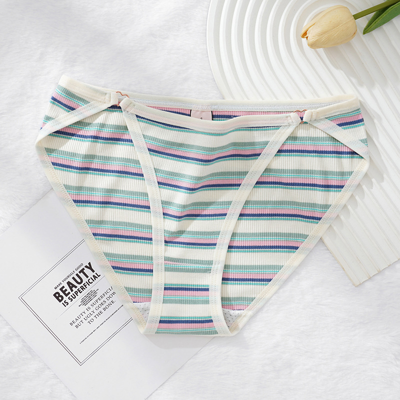 Pamukaste ženske gaćice s niskim strukom, prugast uzorak i srcolasti kopčasti zatvarač; prozračne i antibakterijske