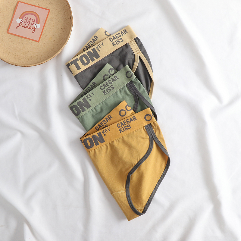 Női pamut alsónemű középmagas derekú, egyszínű minta, fő anyag 90–95% pamut, ágyéktáji bélés 90–95% pamut