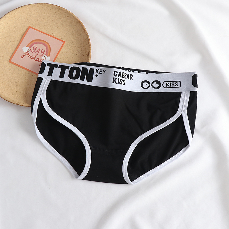 Női pamut alsónemű középmagas derekú, egyszínű minta, fő anyag 90–95% pamut, ágyéktáji bélés 90–95% pamut