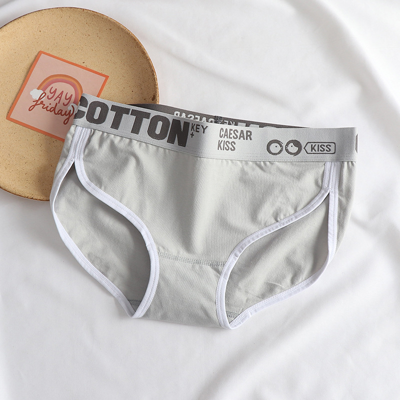 Női pamut alsónemű középmagas derekú, egyszínű minta, fő anyag 90–95% pamut, ágyéktáji bélés 90–95% pamut