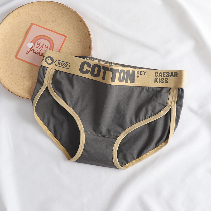 Női pamut alsónemű középmagas derekú, egyszínű minta, fő anyag 90–95% pamut, ágyéktáji bélés 90–95% pamut