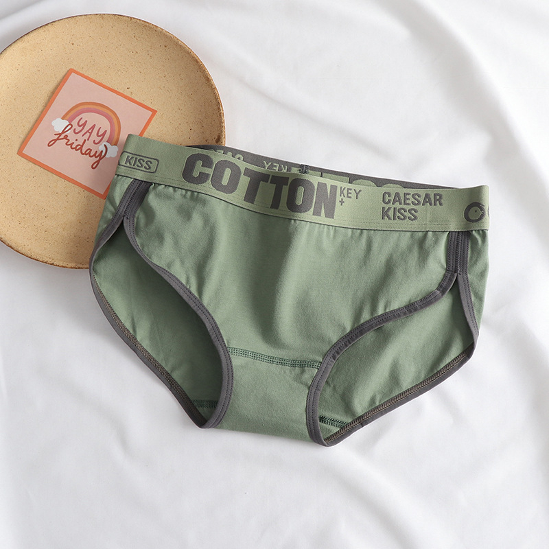 Női pamut alsónemű középmagas derekú, egyszínű minta, fő anyag 90–95% pamut, ágyéktáji bélés 90–95% pamut