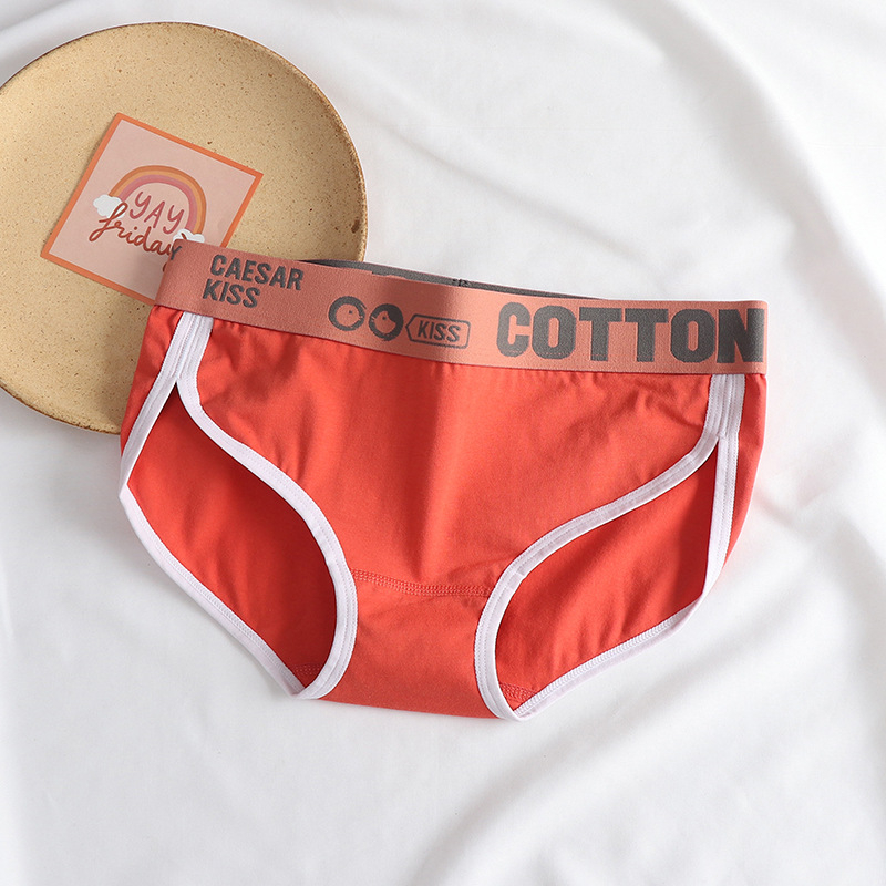 Női pamut alsónemű középmagas derekú, egyszínű minta, fő anyag 90–95% pamut, ágyéktáji bélés 90–95% pamut