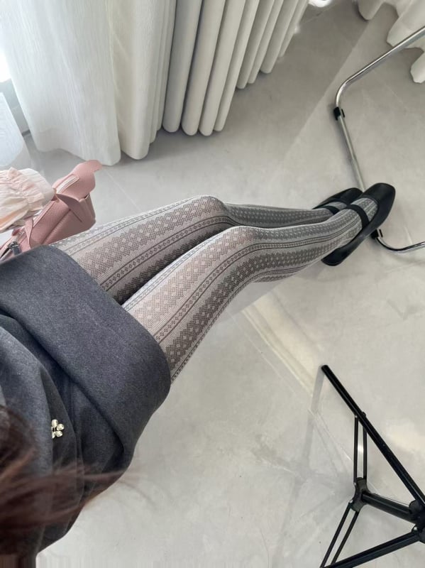 Čarape s nogama, pamuk 50–70%, tanke i prozračne, visoka elastičnost, retro žakard s prugama/kockicama