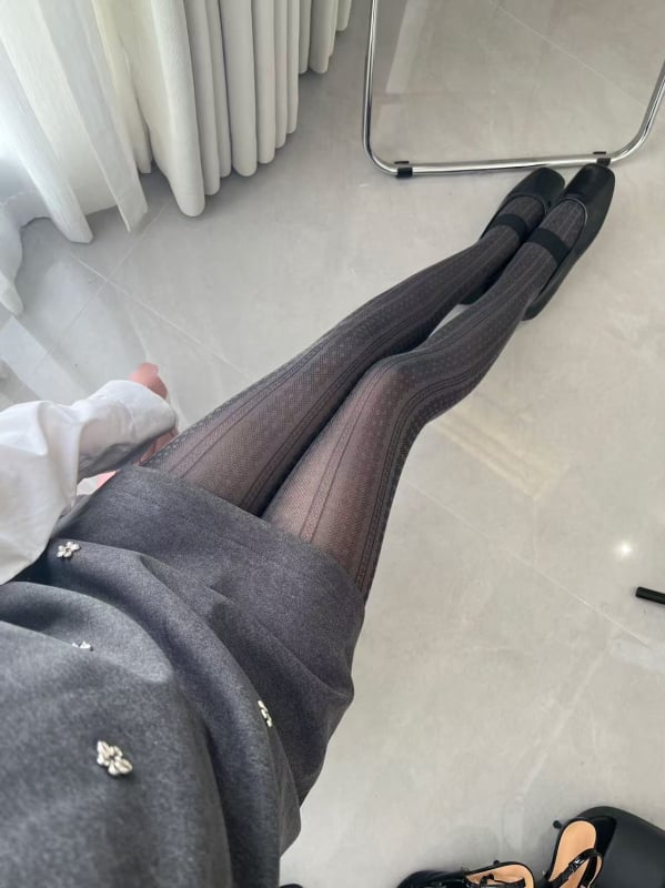 Čarape s nogama, pamuk 50–70%, tanke i prozračne, visoka elastičnost, retro žakard s prugama/kockicama