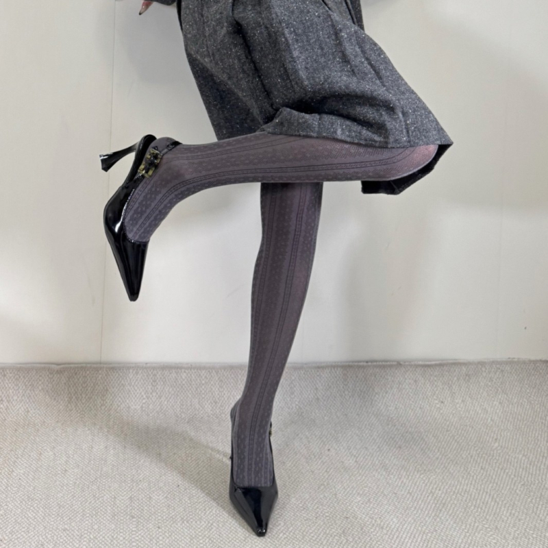 Čarape s nogama, pamuk 50–70%, tanke i prozračne, visoka elastičnost, retro žakard s prugama/kockicama