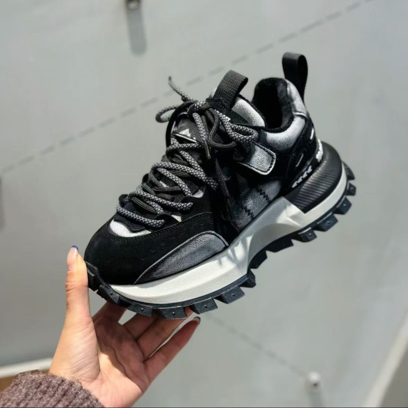 Ženske casual tenisice s blok-dizajnom boja, gornji dio od mikrovlaknaste kože, 3–5 cm debela platforma, vezanje, latex uložak