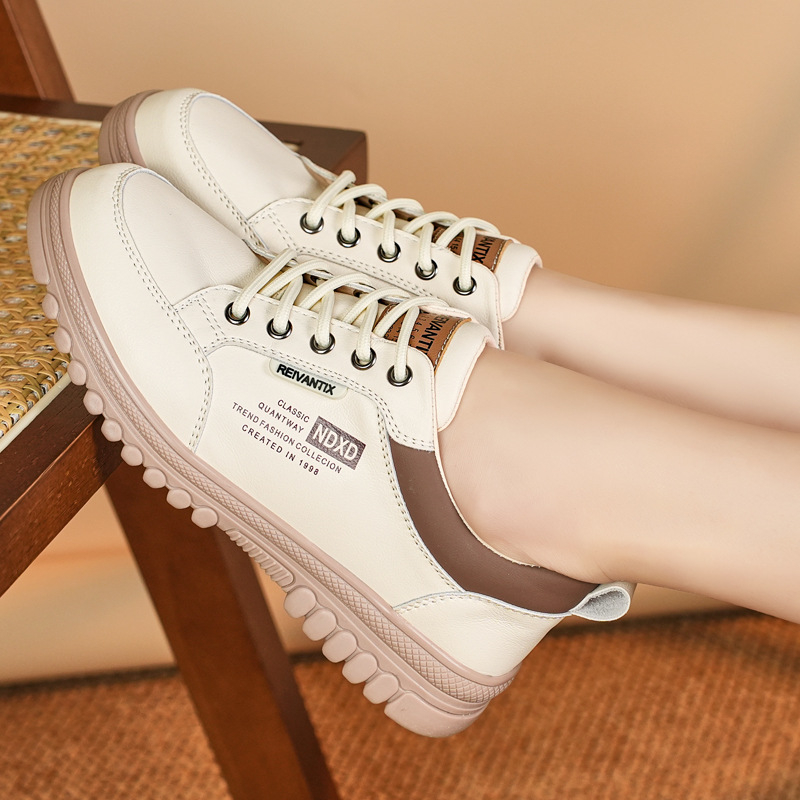 Ženske tenisice s debelom potplatom i platformom, kožni gornji dio, okrugli vrh, vezanje