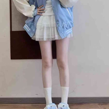 Zemā profila sporta kurpes ar sintētiskas ādas augšpusi, putas gumijas zole, PU zolīte, anti-slīdēšana un izturīgas, piemērotas pavasarim