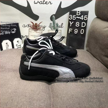 Unisex kedas ar īstu ādu un sietu augšdaļu, gumijas zole, zems profils, pretslīdēšana