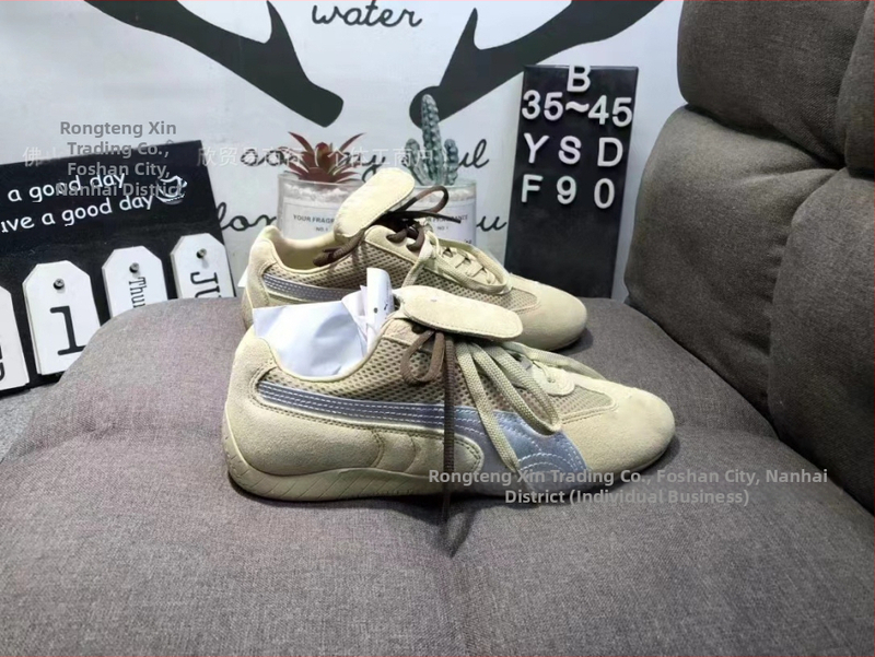 Unisex kedas ar īstu ādu un sietu augšdaļu, gumijas zole, zems profils, pretslīdēšana