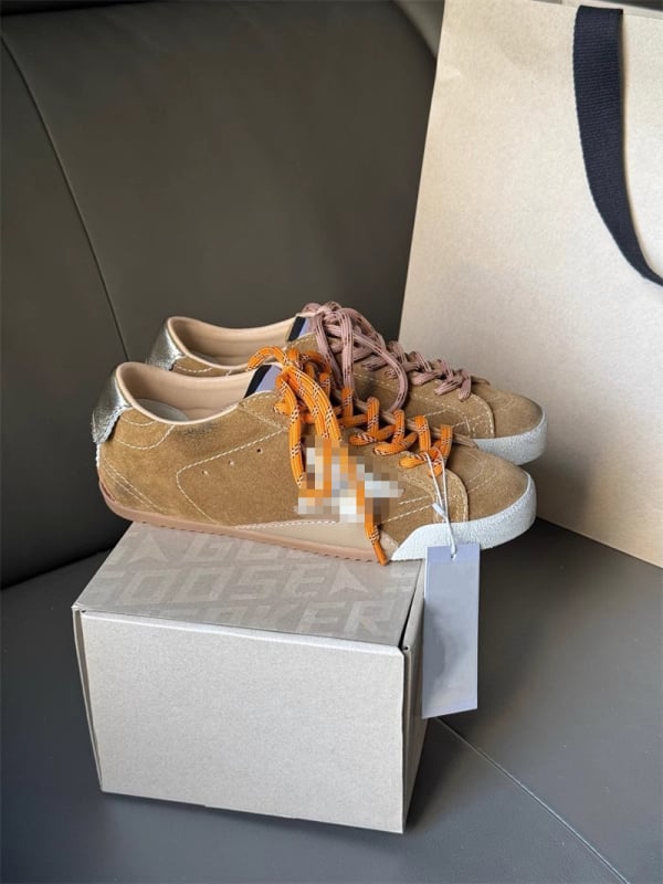 Női mindennapi sportcipő – felsőrész valódi bőrből, latex talpbetét, gumitalp, alacsony szár, fűzős zárás, matt felület