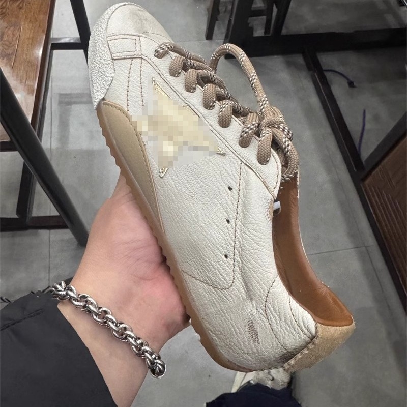 Női mindennapi sportcipő – felsőrész valódi bőrből, latex talpbetét, gumitalp, alacsony szár, fűzős zárás, matt felület