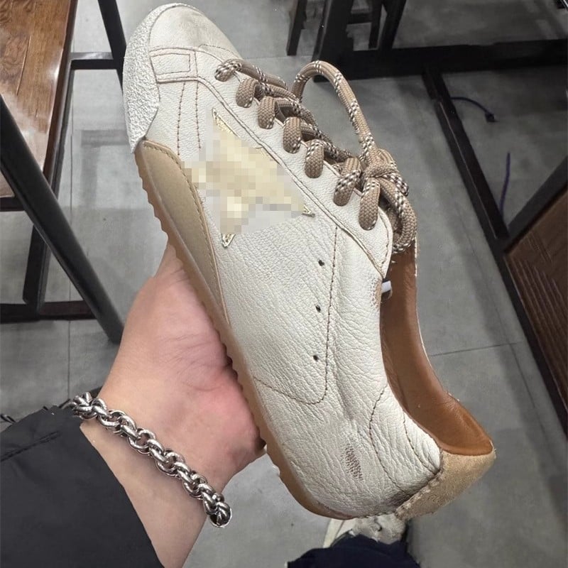 Női mindennapi sportcipő – felsőrész valódi bőrből, latex talpbetét, gumitalp, alacsony szár, fűzős zárás, matt felület