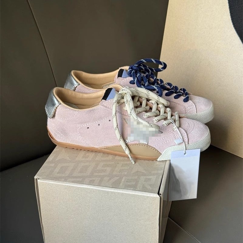 Női mindennapi sportcipő – felsőrész valódi bőrből, latex talpbetét, gumitalp, alacsony szár, fűzős zárás, matt felület