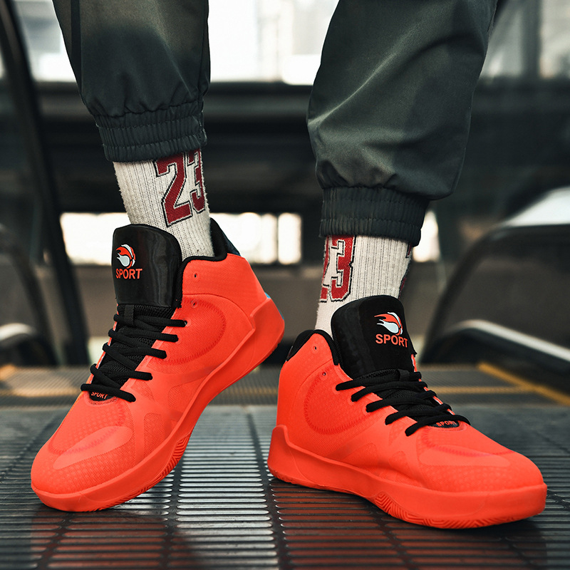 Basketbola kurpes ar augstu augšdaļu; augšdaļa: tīkla materiāls + sintētiskā āda; zole: gumija; elpojošas; pretslidēšanas