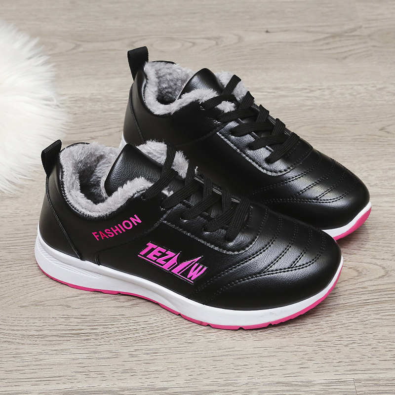 Sieviešu sporta apavi ar ādas augšdaļu un kažokādas iekšējo odai, apaļa purngala, zems papēdis 1–3 cm, šņorējami, injekcijas veidota zole