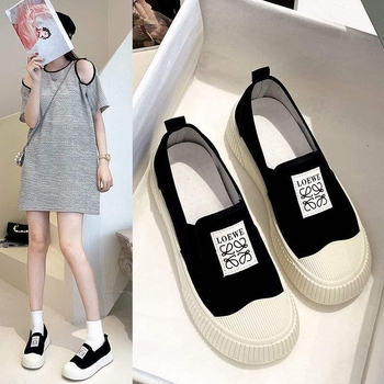 Női vászoncipő, felső rész pamut, belső kendervászon, gumí talp, rugalmas pántos zárás, alacsony profilú kialakítás