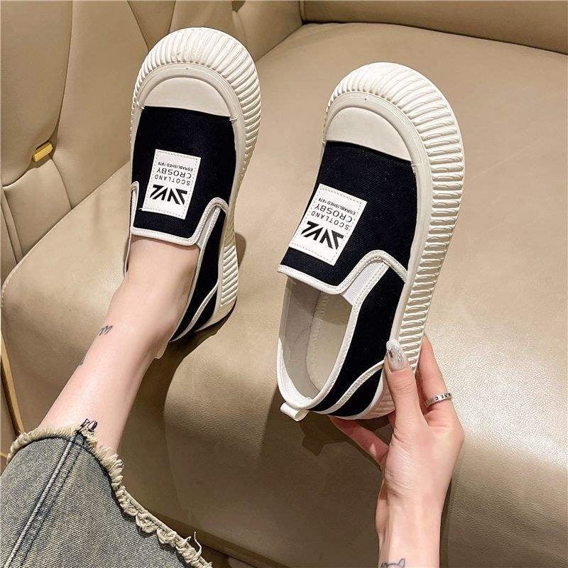 Női vászoncipő, felső rész pamut, belső kendervászon, gumí talp, rugalmas pántos zárás, alacsony profilú kialakítás