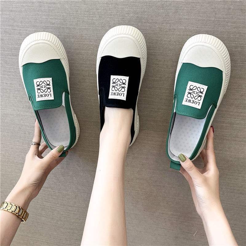 Női vászoncipő, felső rész pamut, belső kendervászon, gumí talp, rugalmas pántos zárás, alacsony profilú kialakítás