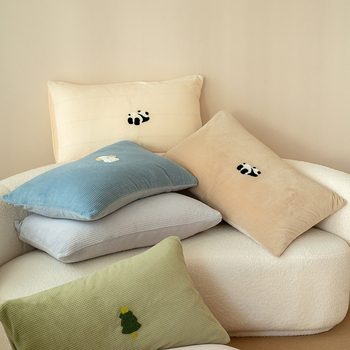 Jastučnica s karikaturističkim vezom na mliječno baršunu s gofr teksturom, prilagodljiva, reaktivni otisak i bojanje, marka LUBELE