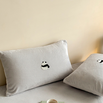 Jastučnica s karikaturističkim vezom na mliječno baršunu s gofr teksturom, prilagodljiva, reaktivni otisak i bojanje, marka LUBELE