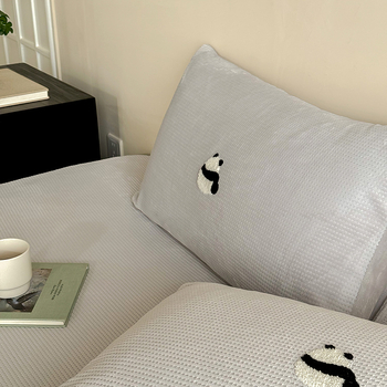 Jastučnica s karikaturističkim vezom na mliječno baršunu s gofr teksturom, prilagodljiva, reaktivni otisak i bojanje, marka LUBELE