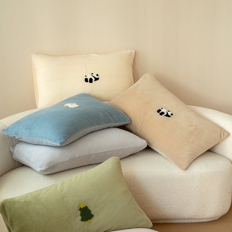 Jastučnica s karikaturističkim vezom na mliječno baršunu s gofr teksturom, prilagodljiva, reaktivni otisak i bojanje, marka LUBELE