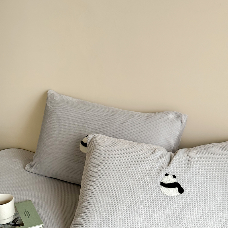 Jastučnica s karikaturističkim vezom na mliječno baršunu s gofr teksturom, prilagodljiva, reaktivni otisak i bojanje, marka LUBELE