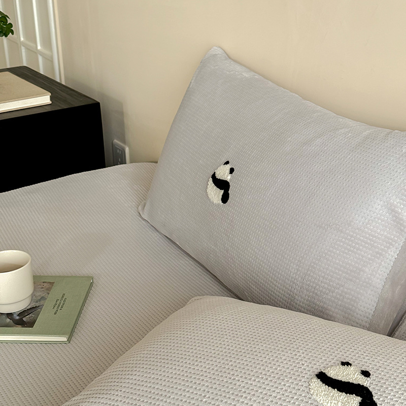 Jastučnica s karikaturističkim vezom na mliječno baršunu s gofr teksturom, prilagodljiva, reaktivni otisak i bojanje, marka LUBELE