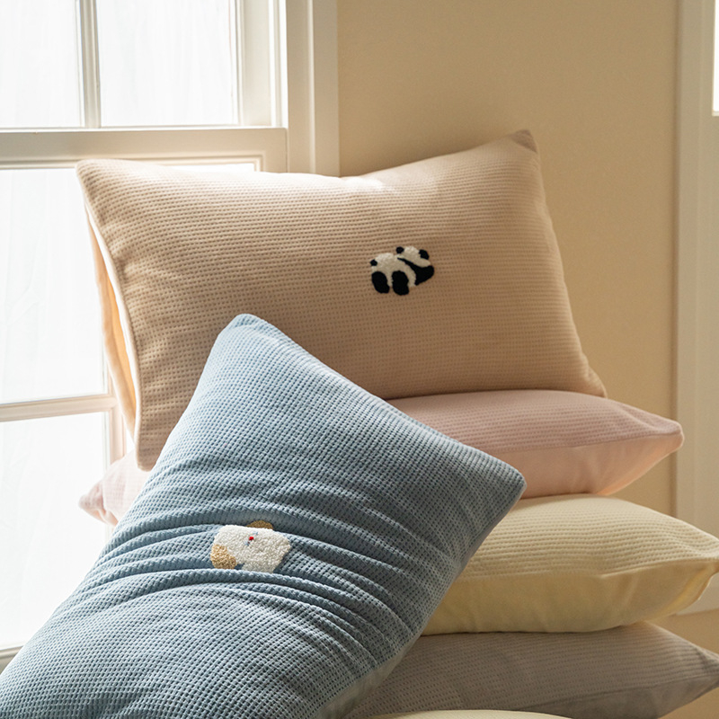 Jastučnica s karikaturističkim vezom na mliječno baršunu s gofr teksturom, prilagodljiva, reaktivni otisak i bojanje, marka LUBELE