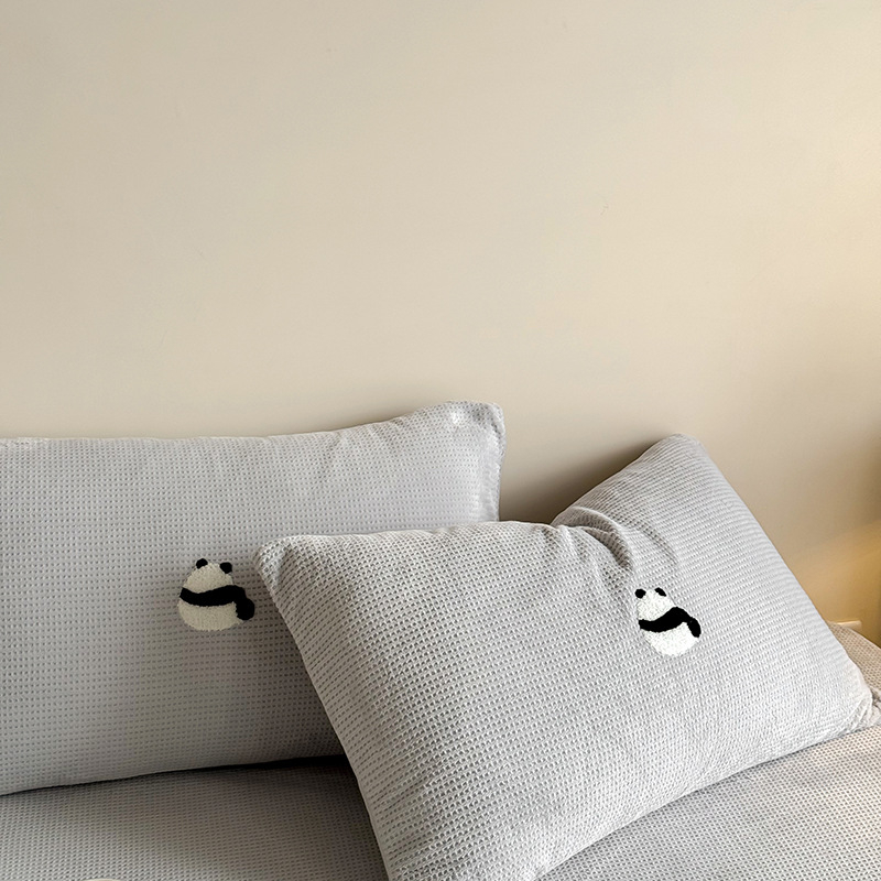 Jastučnica s karikaturističkim vezom na mliječno baršunu s gofr teksturom, prilagodljiva, reaktivni otisak i bojanje, marka LUBELE