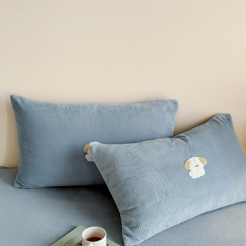 Jastučnica s karikaturističkim vezom na mliječno baršunu s gofr teksturom, prilagodljiva, reaktivni otisak i bojanje, marka LUBELE