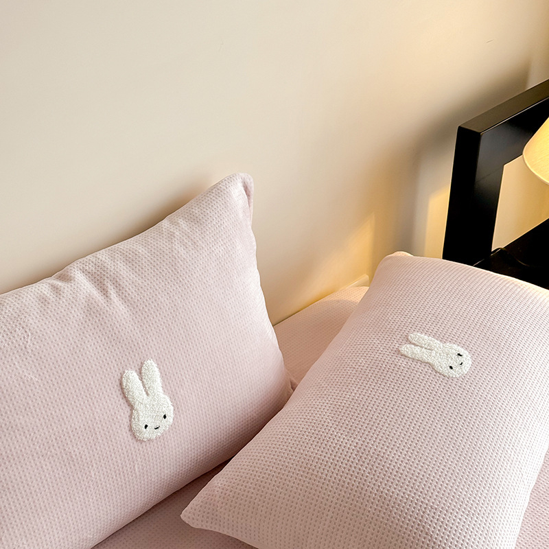 Jastučnica s karikaturističkim vezom na mliječno baršunu s gofr teksturom, prilagodljiva, reaktivni otisak i bojanje, marka LUBELE