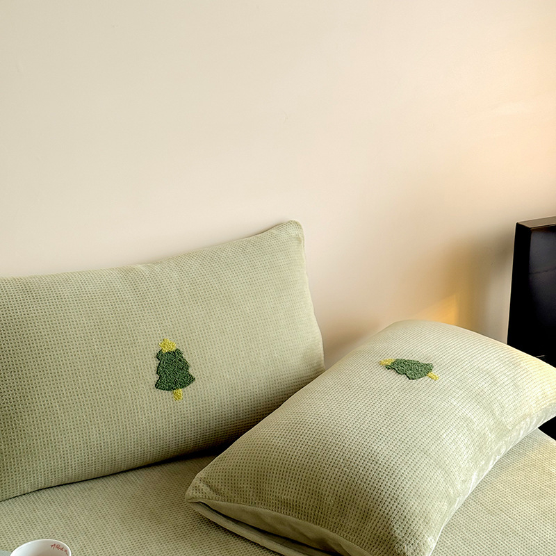 Jastučnica s karikaturističkim vezom na mliječno baršunu s gofr teksturom, prilagodljiva, reaktivni otisak i bojanje, marka LUBELE