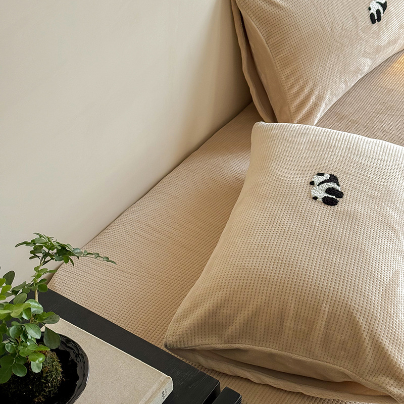 Jastučnica s karikaturističkim vezom na mliječno baršunu s gofr teksturom, prilagodljiva, reaktivni otisak i bojanje, marka LUBELE