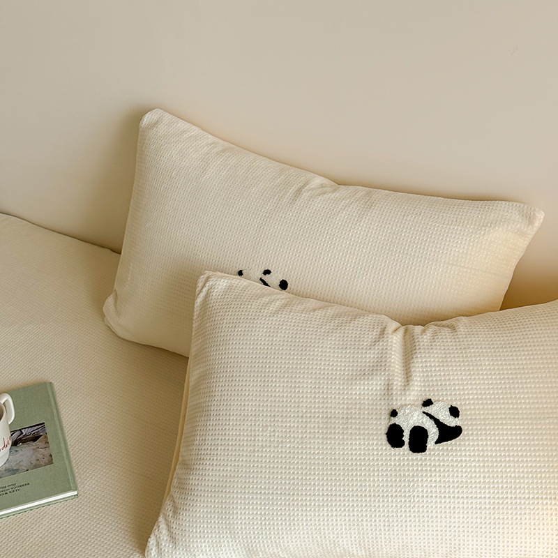 Jastučnica s karikaturističkim vezom na mliječno baršunu s gofr teksturom, prilagodljiva, reaktivni otisak i bojanje, marka LUBELE