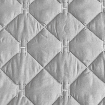 Prekrivač za krevet, podstavljen, od kemijskih vlakana; jednobojni uzorak; brušena tkanina; reaktivno tiskanje i bojanje; prilagodljiva obrada