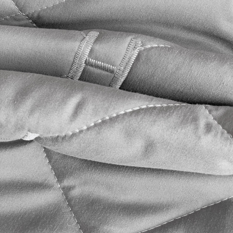 Prekrivač za krevet, podstavljen, od kemijskih vlakana; jednobojni uzorak; brušena tkanina; reaktivno tiskanje i bojanje; prilagodljiva obrada