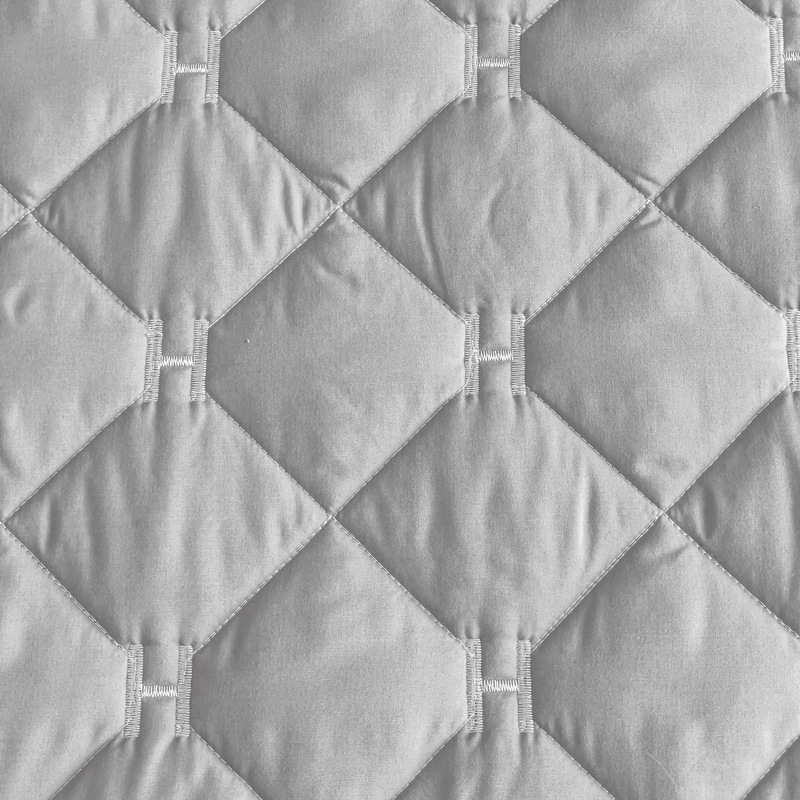 Prekrivač za krevet, podstavljen, od kemijskih vlakana; jednobojni uzorak; brušena tkanina; reaktivno tiskanje i bojanje; prilagodljiva obrada