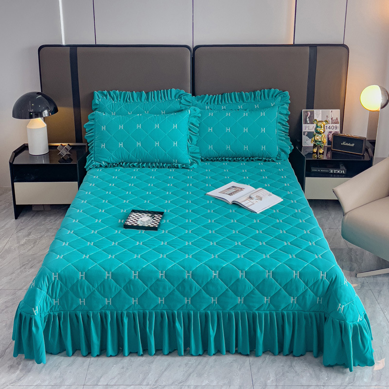 Prekrivač za krevet, podstavljen, od kemijskih vlakana; jednobojni uzorak; brušena tkanina; reaktivno tiskanje i bojanje; prilagodljiva obrada