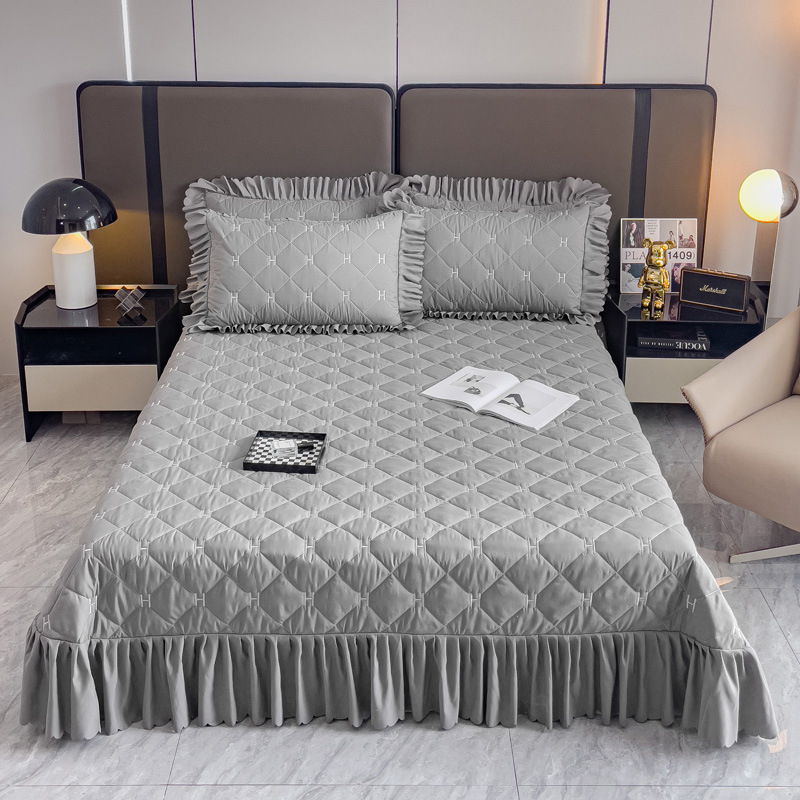 Prekrivač za krevet, podstavljen, od kemijskih vlakana; jednobojni uzorak; brušena tkanina; reaktivno tiskanje i bojanje; prilagodljiva obrada