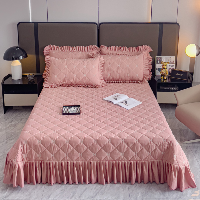 Prekrivač za krevet, podstavljen, od kemijskih vlakana; jednobojni uzorak; brušena tkanina; reaktivno tiskanje i bojanje; prilagodljiva obrada