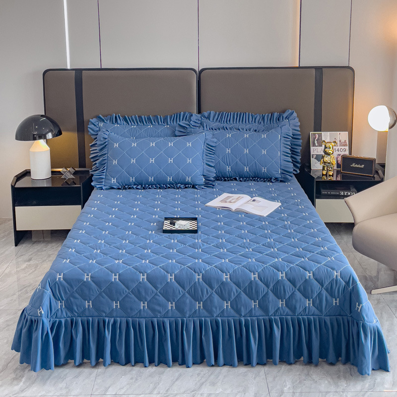 Prekrivač za krevet, podstavljen, od kemijskih vlakana; jednobojni uzorak; brušena tkanina; reaktivno tiskanje i bojanje; prilagodljiva obrada