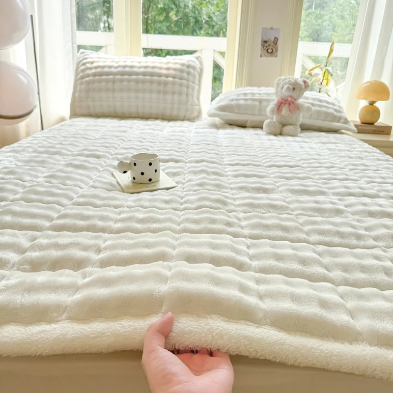 Prekrivač za krevete s mrežastim uzorkom; materijal ice silk; tkanje: boja po nitima; tisak i bojenje