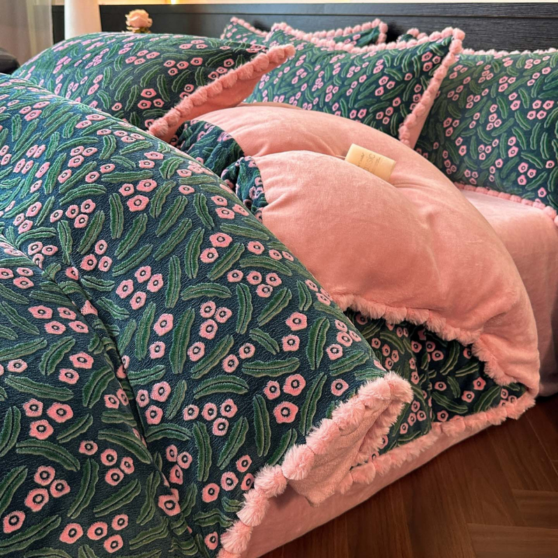 Francuski stil posteljine od mliječnog velura s izgraviranim motivima zeca, koralni velvet zimi, četverodijelni set