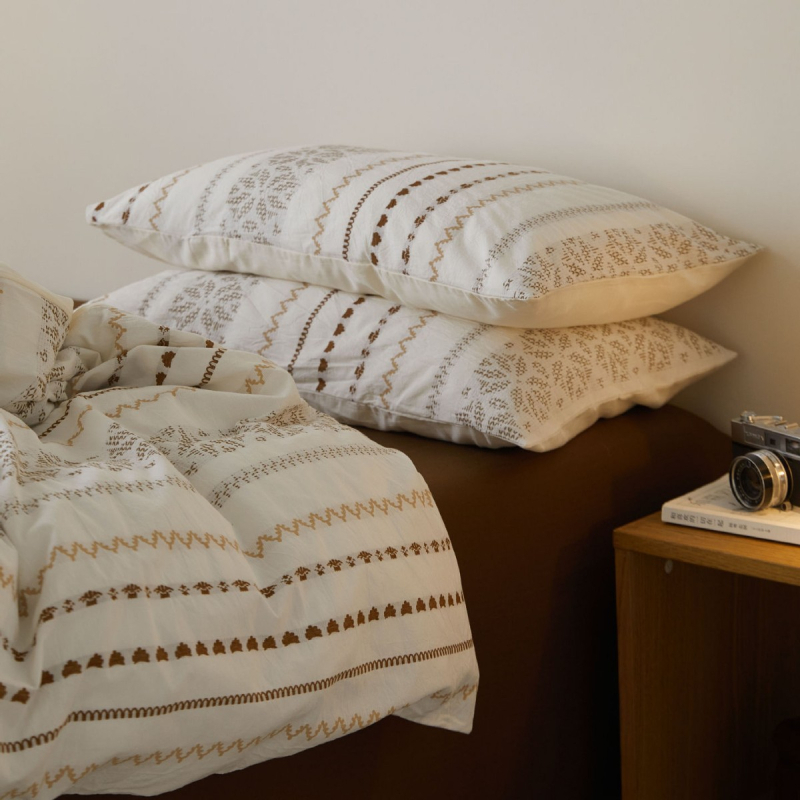 Set posteljine od 100% pamuka, tkan na šarene niti, oprani pamuk, četverodjelni set s navlakom za pokrivač i plahtama, s šarenom izvezom i retro jacquard
