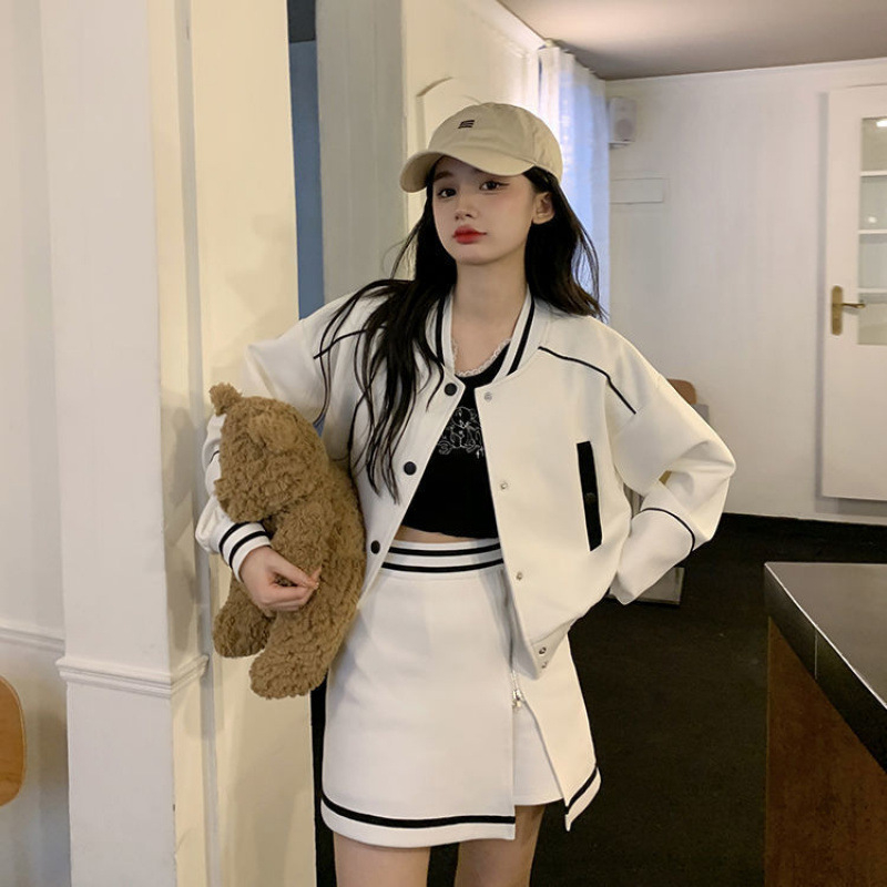 Női szoknyás kosztüm városi stílusban — hosszú szoknya, hosszú ujjak, nyomtatott anyag, akril anyag