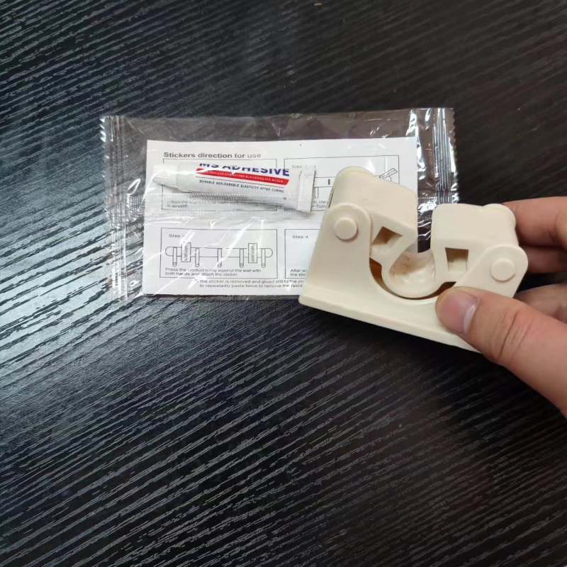 Stienā sienas plaukts mopam un slotai Crown Toon, materiāls: kosmiskais alumīnijs un plastmasa, uzstādīšana bez urbumiem, uzglabāšana mopas rokturiem, virsmas apdare: spreja plastmasa, svars 0,3 kg